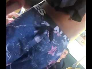 Flagra Novinho pretinho da mala enorme no &ocirc;nibus Rio de Janeiro